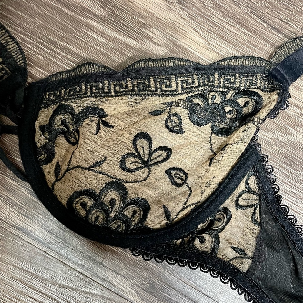 Lejaby Black & Light Nude Embroidery Bra - 2 Small Tears - French Size 90 (34C)